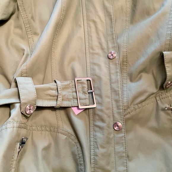 GALLERY LIKE NEW WATER REPELLENT RAINCOAT W DETACHABLE HOOD, DRY CLEANED. - Picture 11 of 17